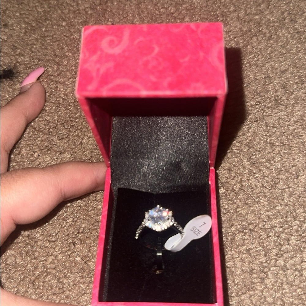 This is a beautiful ring that is NWT!!! The shine is amazing. It’s a size 7
